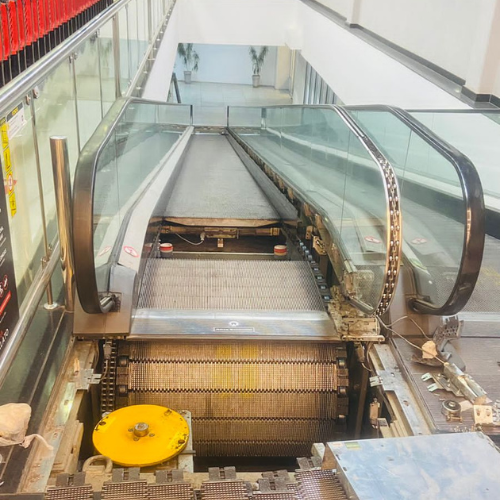 Serviços de montagem e manutenção de elevadores, esteiras e escadas rolantes.